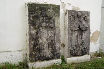 další renesanční náhrobky na zdi kostela (© Karel Husák, 09/2005)