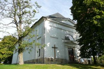 vstupní průčelí kostela od západu ( © Jan P. Štěpánek 09/2008)