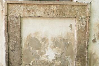 zazděné pískovcové ostění s letopočtem 1845 v přízemí věže ( © Jan P. Štěpánek 09/2008)