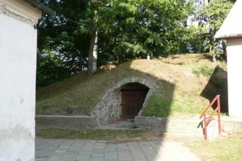 druhotně vybudovaný sklípek v západní části jádra tvrze ( © Jan P. Štěpánek 09/2008)