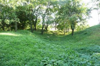 dochovaný příkop a val na jihovýchodě ( © Jan P. Štěpánek 09/2008)