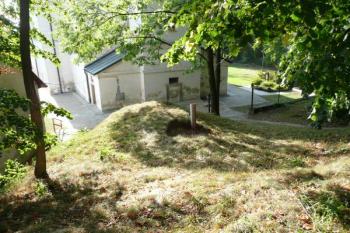 druhotně vybudovaný násep pro sklípek na západě ( © Jan P. Štěpánek 09/2008)
