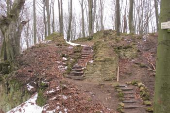 Příchod k vstupní věži s hlavní bránou ( © Dušan Dohňanský 03/2020)