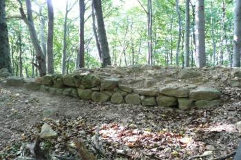 pzůstatek západní části plášťové hradby ( © Jan P. Štěpánek 09/2008)