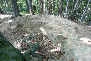 pohled na zachovalé severní nároží plášťové hradby jádra ( © Jan P. Štěpánek 09/2008)