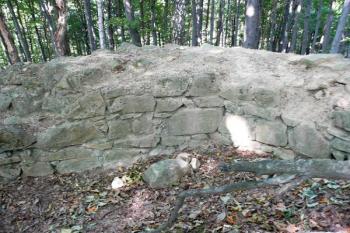 pohled od jihu na zachovalé severní nároží plášťové obvodové hradby ( © Jan P. Štěpánek 09/2008)