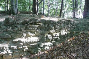 pozůstatek odstupňované hradby parkánu na severozápadě hradu ( © Jan P. Štěpánek 09/2008)