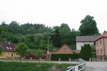 pohled na lokalitu tvrze od východu (© D Dohňanský, 05/2015)
