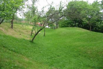 příkop na západě (© D Dohňanský, 05/2015)