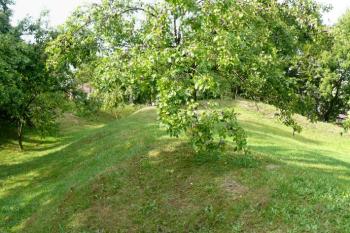 mohutný štítový val v západním čele tvrziště ( © Jan P. Štěpánek 09/2008)