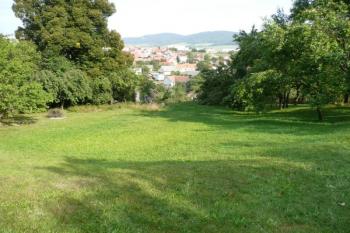 pohled ze západního štítového valu v čele tvrze na snížující se plochu jádra ( © Jan P. Štěpánek 09/2008)