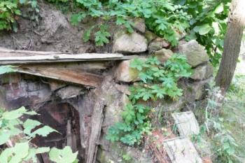 sklípek vybudovaný na jihozápadě pahorku jádra ( © Jan P. Štěpánek 09/2008)