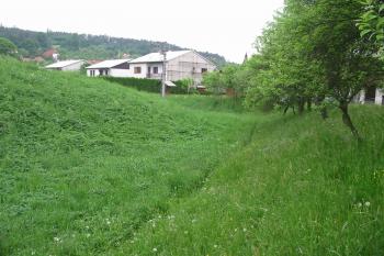 příkop na východní straně (© D Dohňanský, 05/2015)