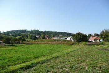 celkový pohled na lokalitu s výrazným pahorkem jádra tvrziště od jihovýchodu ( © Jan P. Štěpánek 09/2008)