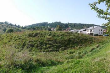 celkový pohled na tvrziště z východního nároží bývalého vnějšího opevnění ( © Jan P. Štěpánek 09/2008)