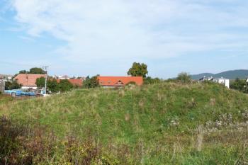 pohled na pahorek tvrziště z koruny valu na jihozápadě ( © Jan P. Štěpánek 09/2008)