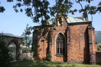 Jižní průčelí z prostoru bývalého hřbitova u kostela ( © Ivan Grisa 09/2011)