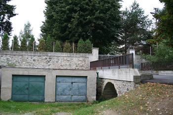 Most přes příkop od jihovýchodu (© Ivan Grisa, 09/2008)