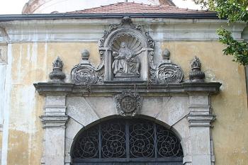 Severovýchodní portál ambitu (© Ivan Grisa, 09/2008)