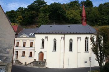 Kostel a špitál od západu (© Ivan Grisa, 09/2008)