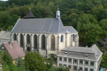 Gotický kostel a barokní fara, pohled z hradu (© David Koral, 03/2010)