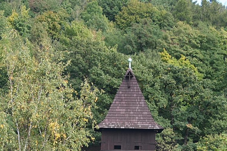 zvonice u kostela Nanebevzetí Panny Marie