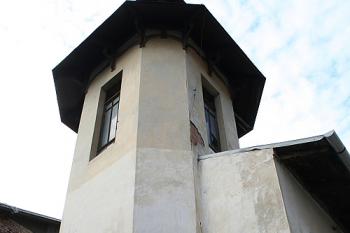 Jižní průčelí s věží (© Ivan Grisa, 09/2008)