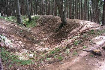 Příkop na západní straně ( © Roman Řezáč 06/2004)