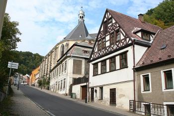 Střední část Husitské ulice s farním kostelem (© Ivan Grisa, 09/2008)