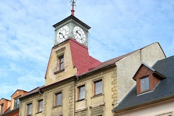 Bývalá radnice uprostřed východní fronty rozšířené části Husitské ulice ("náměstí") (© Ivan Grisa, 09/2008)