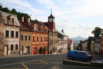 Východní fronta "náměstí" s radnicí a průhledem na Milešovku (© Ivan Grisa, 09/2008)