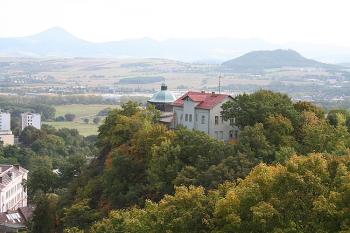 Bývalá výletní restaurace Vilémova výšina z hradu (© Ivan Grisa, 09/2008)