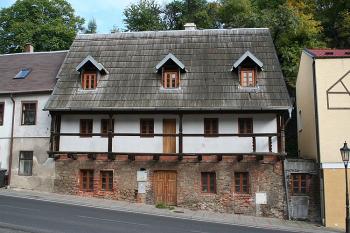Dlouhodobě opravovaný polodřevěný dům proti pravoslavnému kostelu (© Ivan Grisa, 09/2008)
