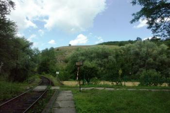 pohled ze železniční zastávky Chroustov ( © Milan Caha  07/2007)