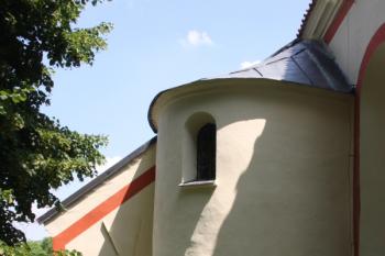 Schodišťová věžice v severním koutě lodi a sakristie ( © Ivan Grisa 07/2010)