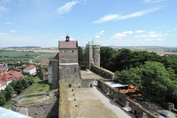 Hrad Stolpen - pohled z věže Siebenspitzenturm (© aleshwarrior, 07/2015)