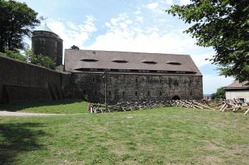 Hrad Stolpen - pohled na budovu obilnice z 1.nádvoří (© aleshwarrior, 07/2015)
