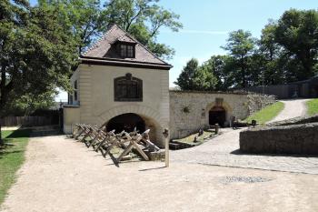 Hrad Stolpen - brána do hradu z 1.nádvoří (© aleshwarrior, 07/2015)