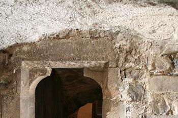 Sedlový portálek v bývalém paláci ( © Ivan Grisa 02/2007)