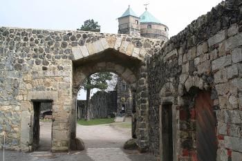 Východ z horního hradu (Hochschloss) ( © Ivan Grisa 02/2007)