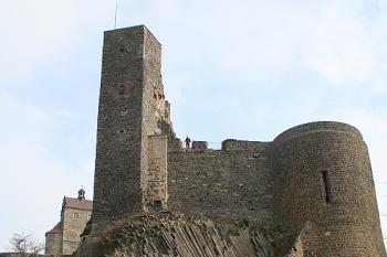 Západní čelo hradu se Sedmibokou věží ( © Ivan Grisa 02/2007)