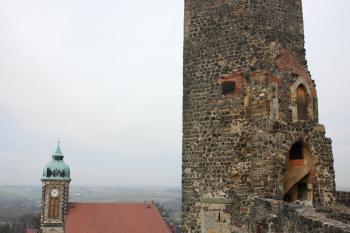 Sedmiboká věž a městský kostel ( © Ivan Grisa 12/2009)