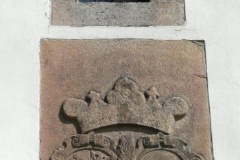 erb Serenyiů nad vstupem do kostela ( © Jan P. Štěpánek 09/2008)