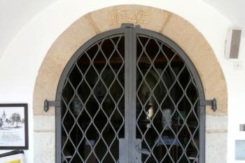 pískovcový portál pod věží do vlastní lodi kostela s letopočtem 1642 ( © Jan P. Štěpánek 09/2008)