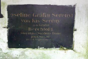 náhrobní deska Josefíny hraběnky Serenyiové, rozené Berchtoldové ( © Jan P. Štěpánek 09/2008)