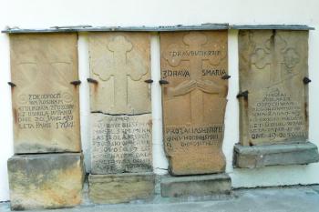 historické náhrobky při stěně kostela ( © Jan P. Štěpánek 09/2008)