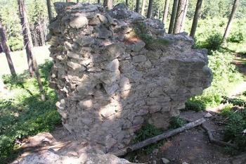 Fragment válcové věže v čele jádra ( © Roman Řezáč 05/2003)