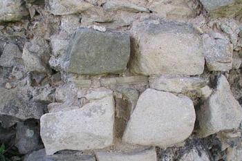 Vnější líc válcové věže ( © Roman Řezáč 05/2003)