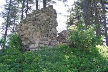 Torzo válcové věže ( © Roman Řezáč 05/2003)
