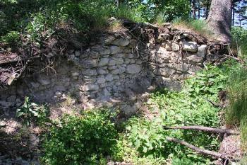 Zbytky zdiva na východní straně jádra ( © Roman Řezáč 05/2003)